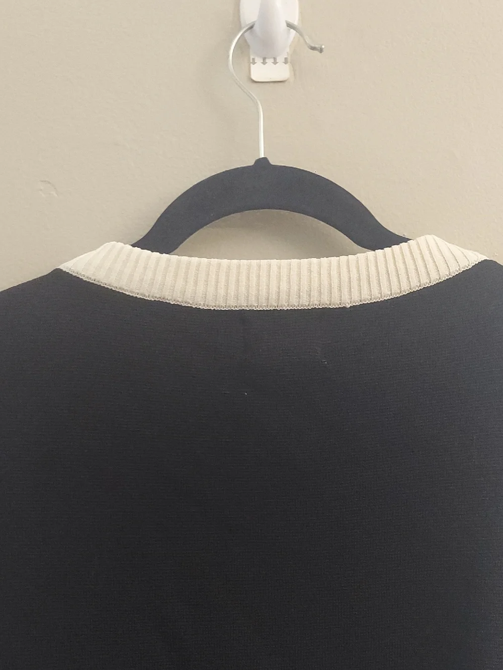 H&M Black and Cream Fine Knit Long Sleeve Crop Sweater With Gold Buttons New L - Picture 9 of 10